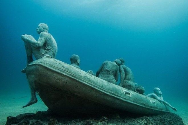Молчаливые, но красноречивые фигуры на дне океана