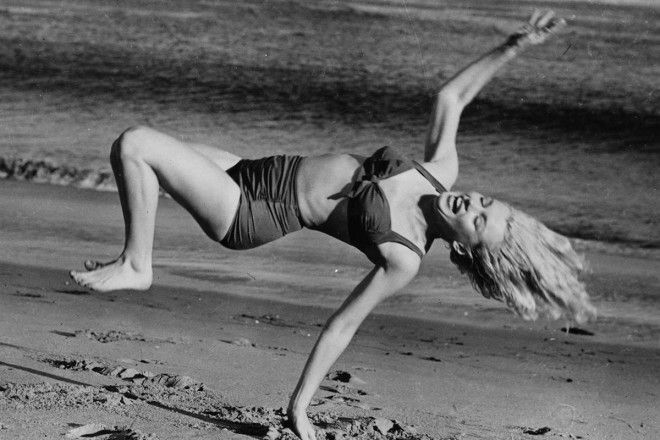 Да здравствует лето Винтажные фото знаменитых красавиц на пляже