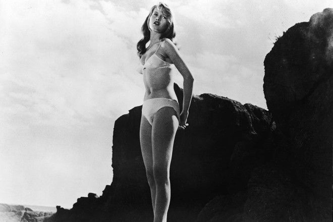 Да здравствует лето Винтажные фото знаменитых красавиц на пляже