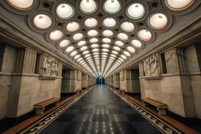 Множество ярких ламп на потолке на станции метро Электрозаводская в Москве