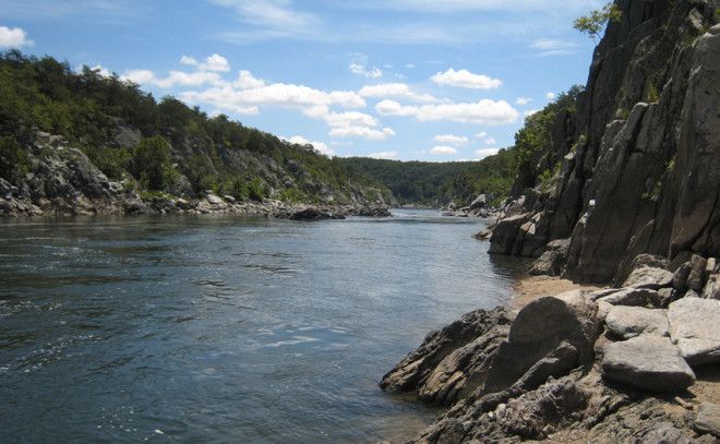 Река Потомак США&nbsp; В эту реку не ведется ни сброс отходов ни захоронение радиоактивных отходов Она опасна сильными подводными течениями Вместе с порогами и водопадами эти спокойные с виду участки таят смертельную угрозу которая ежегодно уносит десятки жизней любителей водного экстрима