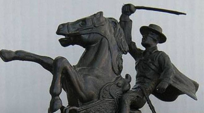 Жизнь преступника После такого Хоакину ничего не оставалось, кроме жизни преступника. В эпоху золотой лихорадки горы Сьерра-Невада стали надежным убежищем для десятков банд. Мурьета принялся грабить банки, останавливать поезда и охотиться на всех законников, попадавшихся им на пути.