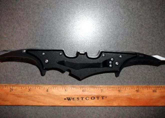 Батаранг Таможенники обнаружили самого настоящего Бэтмена судя по снаряжению в его сумке Парень провозил десяток таких игрушек прямо на теле