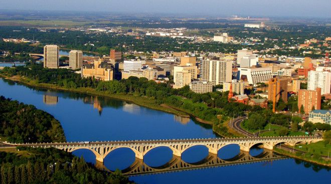 Провинция Саскачеван Канада В Канаде, как и в Америке, молодые люди не слишком-то жаждут связать свою жизнь с далекими от больших городов местами. Те, кто решит отправиться в Саскачеван минимум на 7 лет могут рассчитывать на государственную дотацию в 20 тысяч долларов. Неплохо, правда?