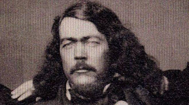 Охотник за головами Когда банда сделала жизнь на приисках невозможной, губернатор Калифорнии собрал спецотряд из лучших шерифов округа. Отряд получил название «Калифорнийские Рейнджеры», командовал им некто Гарри Лав, прославившийся жестокостью техасский рейнджер. В месяц эти солдаты получали по 150 долларов, награда же за самого Мурьету составила внушительную сумму в 5000 тысяч долларов.