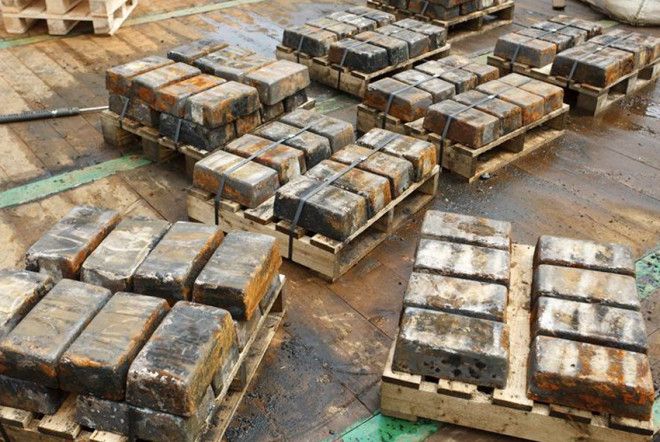 Сокровища Вместе с кораблями свое последние пристанище на дне находили и морские сокровища. И многие истории о кладах вовсе не являются легендой. Один из таких ценных грузов находился на борту британского торгового судна SS Gairsoppa. В 1940 году оно вышло из индийского порта Калькутты, но до конечного пункта корабль так и не добрался: судно было потоплено немецкой субмариной. В 2011 году были найдены останки судна и 1200 слитков серебра, общим весом в 48 тонн. Но это лишь 20 % от того объема, который находился на борту. Остальные 80 % так и покоятся где-то на дне.