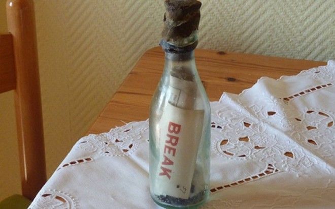 Столетний вояж Марианна Винклер бывшая работница почтовой службы нашла послание из прошлого во время отпуска с мужем на острове Амрум Бутылку выброшенную на пляж приливом Винклер обнаружила еще в апреле но испугавшись известности решилась только сейчас дать ход этой истории Внутри бутылки брошенной в море 108 лет назад находился листок бумаги и открытка Пенсионеры увидели надпись Разбейте бутылку Так как аккуратно вынуть послание не получилось им пришлось последовать указанию