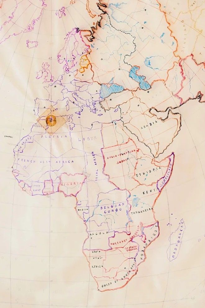 Мужчина нашел загадочную коробку в мусорном контейнере и вот что обнаружил