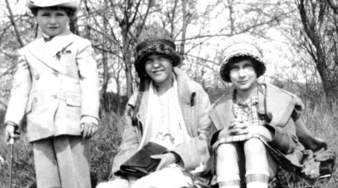 Конец психопата Полиция вышла на след маньяка 25 мая 1928 года Фиш заманил к себе 18летнего парня Джерри Бадда пообещав тому работу Джерри привел с собой маленькую сестренку так как ее было просто не с кем оставить Вид маленькой невинной Грейс распалил кровавую жажду маньяка Тело бедняжки нашли спустя несколько месяцев а затем вышли и на самого Бруклинского вампира который нагло остался жить в том же округе