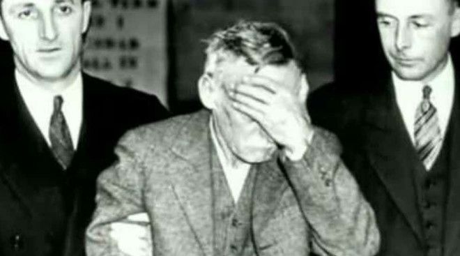 Первое убийство Маньяк начал охоту в 1910 году Альберт вступил в отношения с малолетним бродягой Томасом Кэддоном Спустя месяц Фиш заманил ничего не подозревающую жертву в заброшенный амбар Пытки длились две недели Напоследок маньяк разрезал гениталии Томаса и оставил его умирать от потери крови