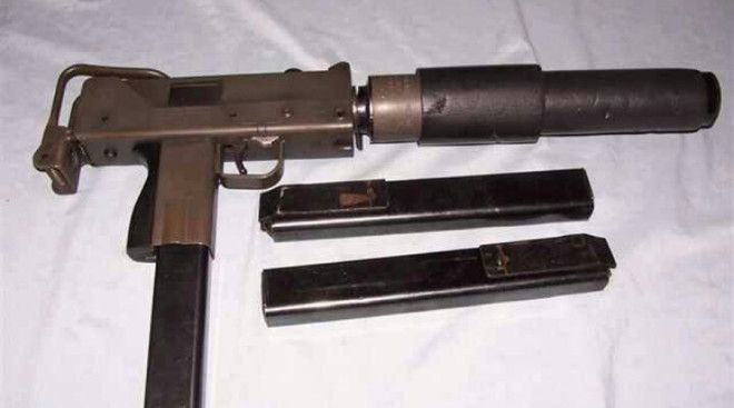 Ingram MAC10 Вопреки всему показанному в боевиках MAC10 оружие крайне неудобное Сравнительно невысокая масса пистолетапулемета при стрельбе заставляет его трястись будто в эпилептическом припадке о прицельном выстреле речи вообще нет Однако детище американского оружейника Гордона Ингрема до настоящего момента активно используют многие банды