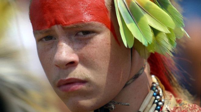 Убийство индейцами Интересно, что знаменитый исследователь Джон Смит еще в 1609 году сумел получить признание местного племенного вождя Пухатана. Он взял на себя ответственность за судьбу колонистов: по словам Пухатана, он и его воины напали на поселок ночью и вырезали всех до единого. Вот только индеец так и не смог внятно объяснить, куда делись тела и почему не пострадал форт.