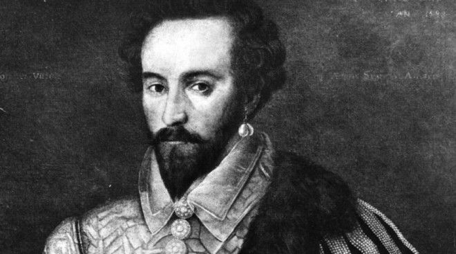 Теория ассимиляции Одна из наиболее популярных теорий о Роаноке говорит, что колонисты покинули свои дома и ассимилировались с дружелюбными коренными племенами, такими как кротоканцы. Это и в самом деле выглядит разумным объяснением, ведь сейчас ученые выяснили, что в то время на занятой колонистами земле началась засуха и они вполне могли бросить поселение, пытаясь найти более подходящее место. Однако, к чему тогда эти драматические надписи на домах и деревьях?