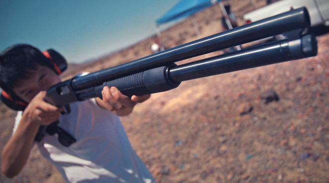 Mossberg 500 Старичок Mossberg выпускается с 1961 года что не мешает ему оставаться простым и очень эффективным оружием Его использует американская полиция его же чаще всего берут на дело американские грабители особенно в глубинке