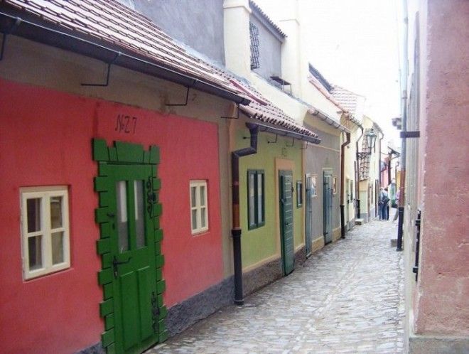 В миниатюрных домиках встроенных в арки бывшей крепостной стены ранее проживали стражники ювелиры и ремесленники а позже преступники и бедняки