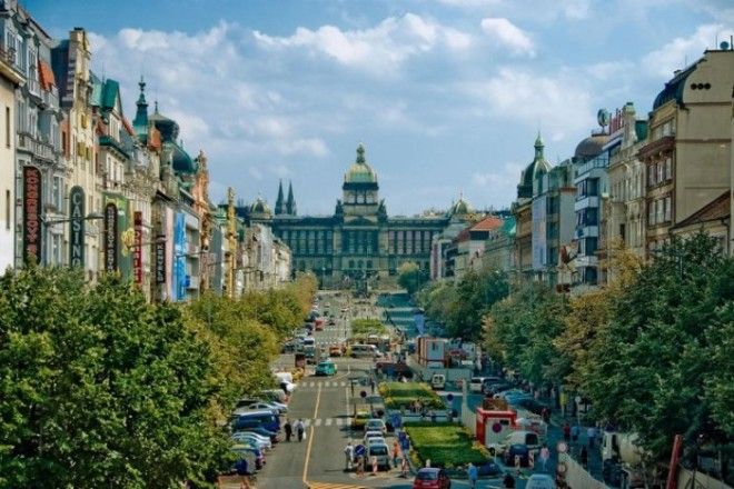 В главной точке самой длинной площади Праги расположена конная статуя памятник Святому Вацлаву покровителю Чехии