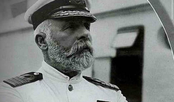 Катастрофа Титаника Капитан лайнера Эдвард Смит за два месяца до катастрофы пытался перевестись на другой корабль Моряка по его собственному признанию уже долгое время мучил странный сон где он замерзает насмерть Смит указывал в прошении руководству что Титанику нужен другой капитан более опытный однако компания решила оставить его на своем месте Все мы знаем чем это закончилось