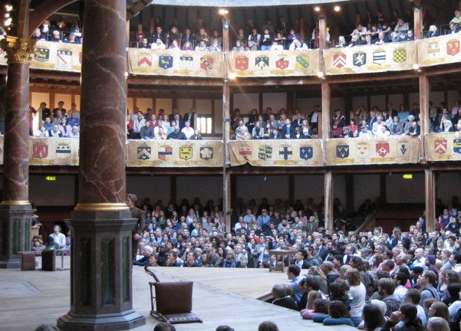 Глобус Лондон Первый театр Глобус был построен в 1599 году на средства труппы актеров Lord Chamberlains Men в составе которой был и Шекспир В 1613 году во время спектакля Генрих VIII театр уничтожил пожар Театральная пушка дала осечку в результате чего загорелась соломенная крыша и деревянные балки В 1614 году театр восстановили однако как и другие театры в 1642 году Глобус был закрыт пуританами а через два года снесен Современный Глобус открылся в 1997 году Здание было выстроено на расстоянии около 200 метров от места первоначального месторасположения театра В отличие от первого театра принимавшего 3000 зрителей в современном Глобус смотреть постановку могут не более 1300 человек