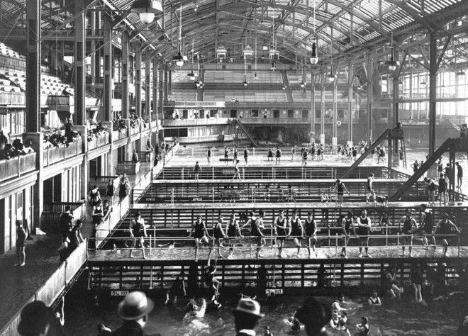 Ванны Сютро СанФранциско Семь бассейнов с водой различной температуры расположенные под стеклянным куполом открылись в 1864 году Комплекс мог принять до 10 000 человек Несмотря на большую вместимость и популярность изза высоких эксплуатационных расходов проект оказался коммерчески провальным Во время Великой депрессии на месте бассейнов открылся ледовый каток В 1964 году убыточный комплекс закрыли а два года спустя он был уничтожен пожаром